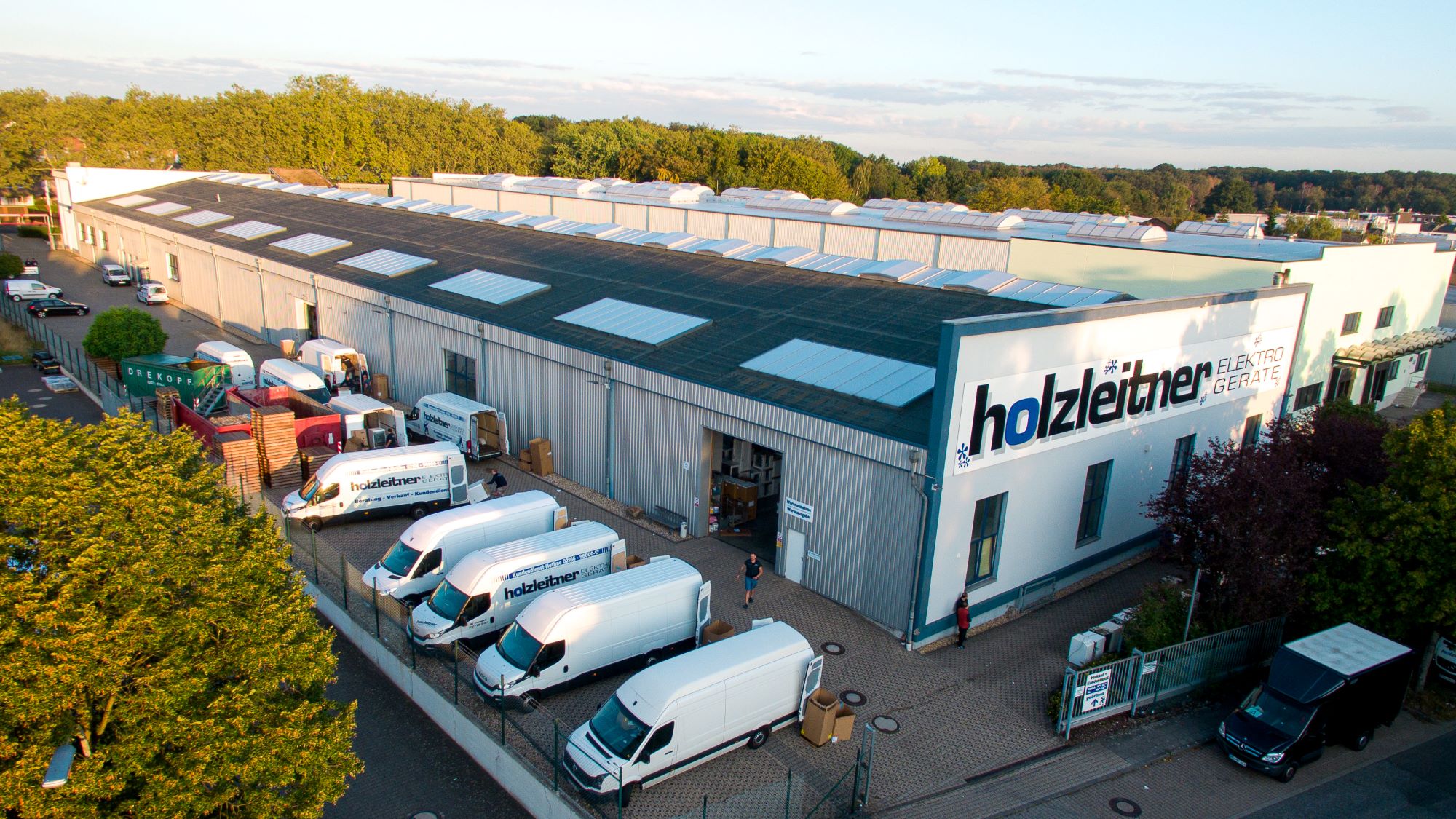 Holzleitner Kundendienst Gebäude und Fahrzeuge